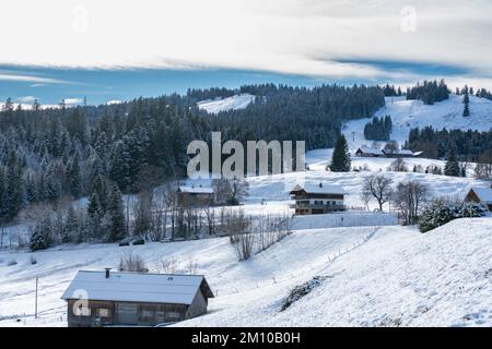 Panorama d'hiver mit Haus am Waldrand, frisch verschneite Landschaft dans le Vorarlberg, Österreich. Ferienhaus im Wald, Urlaub im Schnee Banque D'Images