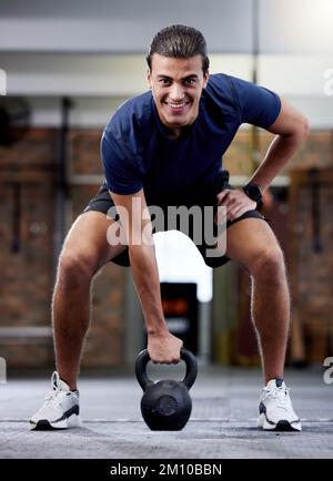 Entraînement, exercice et homme avec kettlebell dans la salle de gym pour la force musculaire, la santé et le bien-être. Forme physique, sport et portrait d'athlète masculin du Canada Banque D'Images