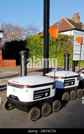 Coop livraison de produits d'épicerie robots livrant des produits d'épicerie à Adel, Leeds. - Un essai de trois mois. En attente de chargement à la boutique Coop Banque D'Images