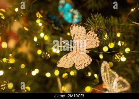 Arbre de Noël et jouets de Noël. Préparation de la nouvelle année. Photo de haute qualité Banque D'Images