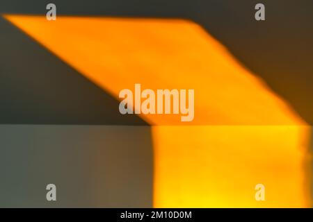 Un mélange de couleurs jaune vif et orange d'une forme de lumière angulaire du Soleil. Une image unique comme un concept d'arrière-plan avec beaucoup d'espace pour la copie Banque D'Images