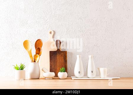 Belle cuisine moderne de fond comptoir avec divers ustensiles de cuisine pour la cuisine et plantes d'intérieur en céramique mini pots Banque D'Images