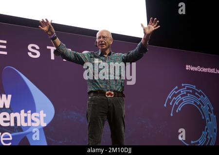 Le Dr Karl Kruszelnicki présente « la science spectaculaire de Karl », sur la scène du futur, lors du programme de la Journée des écoles, au New Scientist Live 2022 Banque D'Images