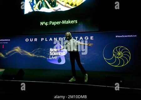 Seirian Sumner lui donne son discours, « Pourquoi les wasps comptent », sur la scène notre planète, pendant le programme de la Journée des écoles, à New Scientist Live 2022 Banque D'Images