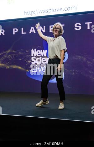 Seirian Sumner lui donne son discours, « Pourquoi les wasps comptent », sur la scène notre planète, pendant le programme de la Journée des écoles, à New Scientist Live 2022 Banque D'Images