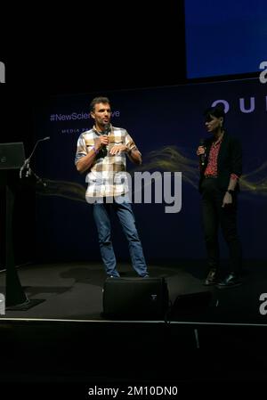 Ghislain Bardout présente 'Perpetual Planet: Heroes of the Oceans film screening, on the, Our Planet Stage, pendant le programme de la Journée des écoles, à New Scientist Live 2022 Banque D'Images