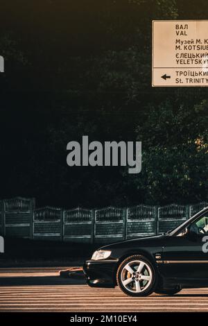 Ukraine, Chernihiv - 10 octobre 2022 : ancienne voiture suédoise Saab 9-3 Aero sur la route Banque D'Images