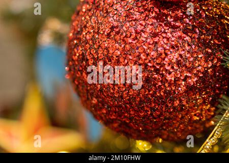 Arbre de Noël et jouets de Noël. Préparation de la nouvelle année. Photo de haute qualité Banque D'Images