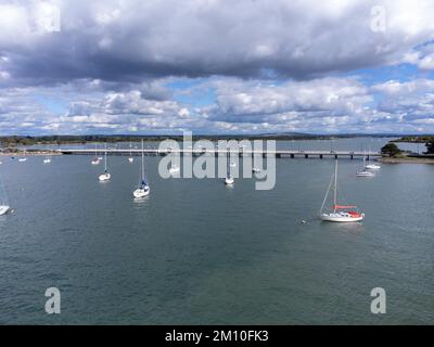 Vue aérienne du pont et du port de Langstone Banque D'Images