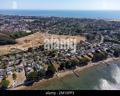 Vue aérienne par drone du site de construction de maisons dans les premiers stades de Hayling Island, Hampshire, Royaume-Uni Banque D'Images