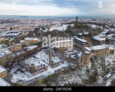 Vue aérienne de la neige d'hiver a couvert Old Calton Cemetery et St Andrews House à Édimbourg, en Écosse Banque D'Images