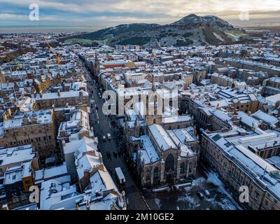 Vue aérienne des toits enneigés d'hiver sur Royal Mile dans la vieille ville d'Édimbourg, en Écosse, au Royaume-Uni Banque D'Images
