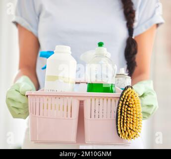 Nettoyage, produit et panier avec les mains d'une femme pour les produits chimiques, l'entretien ménager ou la désinfection. Hygiène, hygiène et sécurité avec le nettoyant pour filles à la maison Banque D'Images