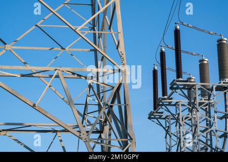 centrale électrique : détail du canal électrique de l'isolant électrique des câbles électriques haute tension. Banque D'Images