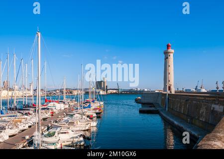 Marina de Sète et le phare de Saint Louis, un matin calme, à Hérault, Occitanie, France Banque D'Images