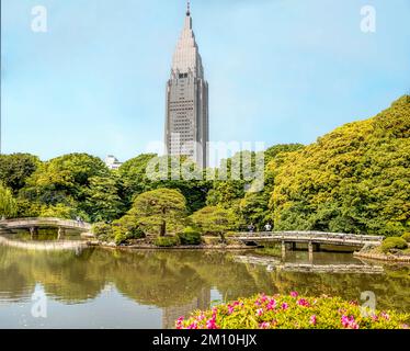 Bâtiment NTT DoCoMo Yoyogi vu du jardin national Shinjuku Gyoen, Tokyo, Japon Banque D'Images