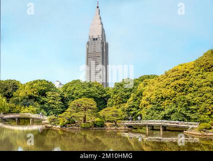 Bâtiment NTT DoCoMo Yoyogi vu du jardin national Shinjuku Gyoen, Tokyo, Japon Banque D'Images