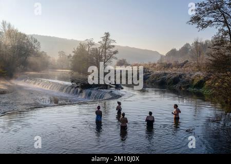 Les nageurs brave l'eau dans la rivière Avon à Warleigh Weir près de Bath dans Somerset ce matin, alors que les températures plongent à travers le Royaume-Uni. Banque D'Images