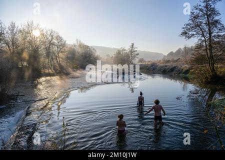 Les nageurs brave l'eau dans la rivière Avon à Warleigh Weir près de Bath dans Somerset ce matin, alors que les températures plongent à travers le Royaume-Uni. Banque D'Images
