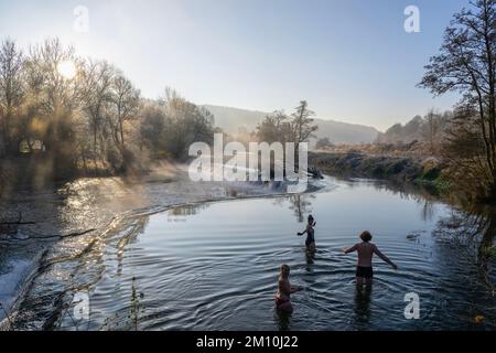Les nageurs brave l'eau dans la rivière Avon à Warleigh Weir près de Bath dans Somerset ce matin, alors que les températures plongent à travers le Royaume-Uni. Banque D'Images