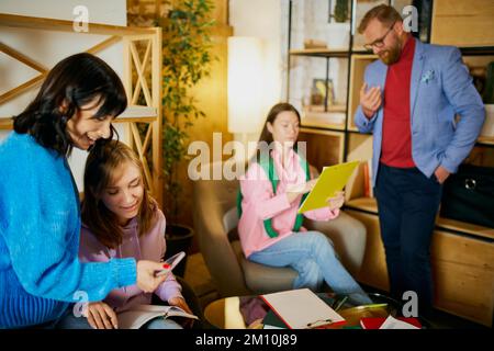 Processus de travail. Employés, collègues ayant une communication animée, réunion, discussion au bureau, à l'intérieur. Concept d'entreprise, brainstorming Banque D'Images