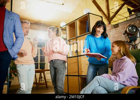 Discussion animée sur le projet. Groupe d'employés, hommes et femmes, ayant une réunion au bureau, à l'intérieur. Concept d'affaires, brainstorming, conférence Banque D'Images