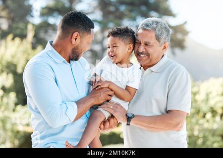 La famille représente une grande partie de qui vous êtes. un petit garçon posant dehors avec son père et grand-père. Banque D'Images