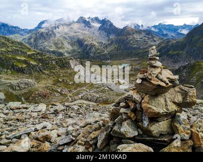 Un monument en pierre à 2500 mètres au-dessus du niveau de la mer sur le chemin du glacier en pierre près du col de Susten, en Suisse Banque D'Images