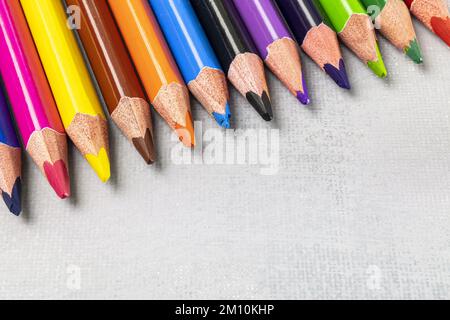 Crayons de couleur bois prêts à dessiner. Banque D'Images