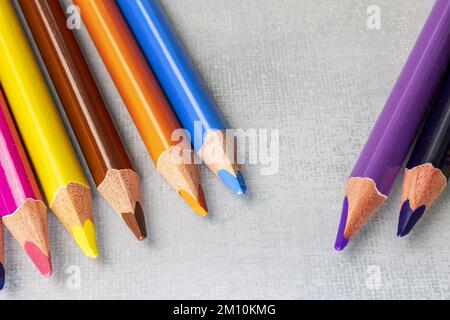 Crayons de couleur bois prêts à dessiner. Banque D'Images