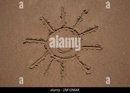 Plage . Le soleil est tiré sur le sable, la mer. Carte postale avec emplacement pour le texte Banque D'Images