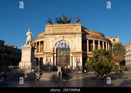 Théâtre Politeama Garibaldi. Palerme. Sicile. Banque D'Images