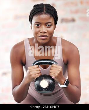 Exercice, entraînement et femme noire avec boule de bouilloire pour la force, la santé ou le bien-être. Sports, fitness et portrait de la femme athlète du Nigeria Banque D'Images