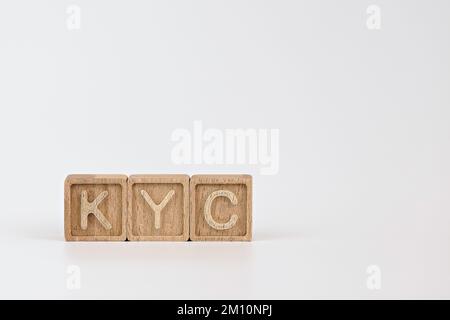 KYC connaître les directives de vos clients dans le thème des services financiers. cubes en bois avec l'acronyme KYC, sur fond blanc Banque D'Images