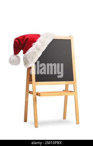 Petit tableau noir avec un cadre en bois sur un support et chapeau du père noël isolé sur fond blanc Banque D'Images