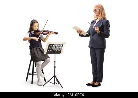 Enseignante de musique tenant un bâton et un papier et une écolière jouant un violon isolé sur fond blanc Banque D'Images