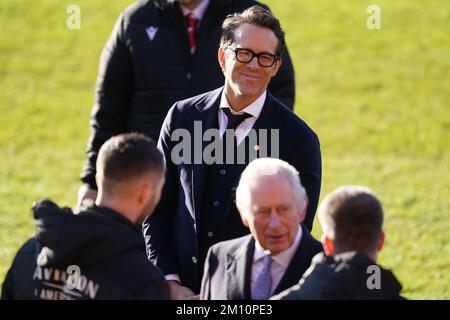 Ryan Reynolds regarde le roi Charles III parler avec les joueurs de l'hippodrome de Wrexham Association football Club pour en savoir plus sur le réaménagement du club, dans le cadre de sa visite à Wrexham avec le Queen Consort. Date de la photo: Vendredi 9 décembre 2022. Banque D'Images