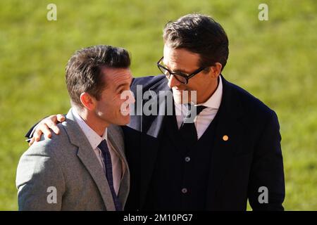Rob McElhenney (à gauche) et Ryan Reynolds avant la visite du roi Charles III et de la reine Consort au terrain de course du club de football de l'association Wrexham. Date de la photo: Vendredi 9 décembre 2022. Banque D'Images