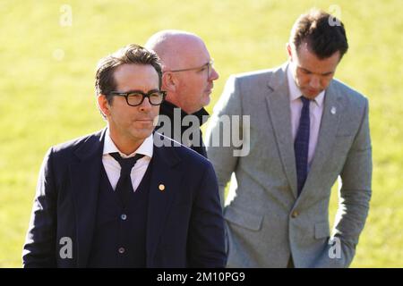 Ryan Reynolds (à gauche) avant la visite du roi Charles III et de la reine Consort au terrain de course du club de football de l'association Wrexham. Date de la photo: Vendredi 9 décembre 2022. Banque D'Images
