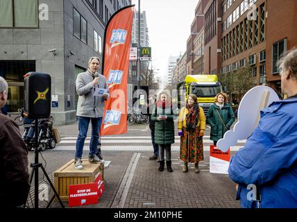 LA HAYE - le Président FNV Tuur Elzinga lors de la présentation des "Golden Revolving Door Awards". Le prix est remis aux associations commerciales ABU (Algemene Bond Uitzendondernemingen) et NBBU (The Dutch Bond Van Bemediddelings- en Uitzendondernemingen), pour avoir fourni un contrat Flex après un contrat Flex sans la perspective d'un contrat permanent. ANP SEM VAN DER WAL pays-bas sortie - belgique sortie Banque D'Images