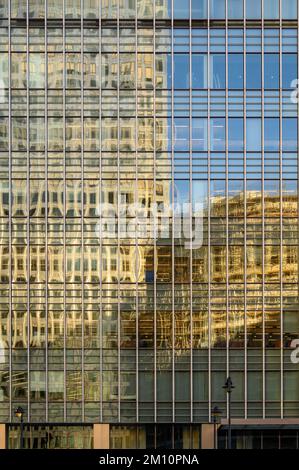 Les gratte-ciel de bureaux modernes se reflètent dans les fenêtres de bureau en verre de Canary Wharf Banque D'Images