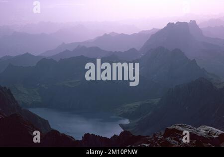 Paysage naturel avec de hauts sommets de montagne du Rhaetikon dans les Alpes orientales au lac Luener en Autriche Banque D'Images