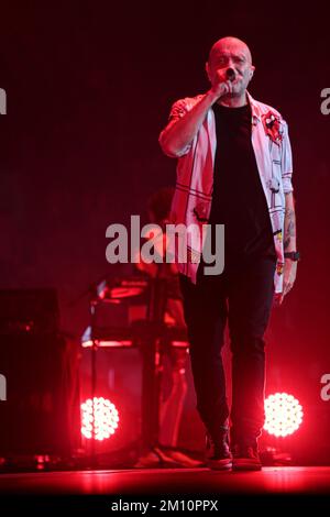 8 décembre 2022, Rome, Italie: Max Pezzali dans 'Max 30 nei Palasport Tour 2022' au Palazzo dello Sport à Rome. (Credit image: © Daniela Franceschelli/Pacific Press via ZUMA Press Wire) Banque D'Images