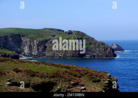 Lye Rock & the Sisters de Trevalga Cliff sur le South West Coastal Path, Cornwall, Angleterre, Royaume-Uni. Banque D'Images