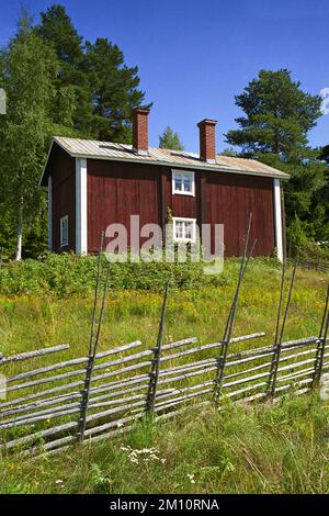 Maison en bois et clôture dans la campagne, Suède Banque D'Images