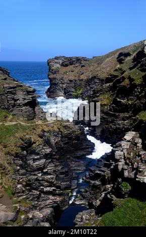 La rivière Trevilett qui coule dans la mer depuis Rocky Valley près de Tintagel sur le South West Coastal Path, Cornwall, Angleterre, Royaume-Uni. Banque D'Images
