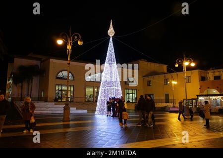 Pagani, Salerno, Italie. 8th décembre 2022. Pagani, Salerne, Italie - 08 décembre 2022 : Fête de l'Immaculée conception. L'Immaculée conception de Marie a été officiellement rendue officielle en 1854 avec un taureau papal signé par le Pape Pie IX intitulé Ineffabilis Deus, avec lequel il a été établi que la mère de Jésus est née pure et a été conçue dans l'utérus complètement libre de péché, et donc immaculée. C'est la fête qui commence la saison de Noël.vu un gnome et deux personnages de dessin animé animer les enfants près de l'arbre de Noël. (Credit image: © Pasquale Senatore/Pacific Press via ZUMA Pre Banque D'Images