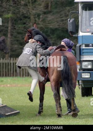 11 avril 1993 le jour de Pâques au château de Windsor Zara Phillips, 11 ans, monte un cheval Banque D'Images