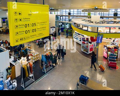 Ponta Delgada, Açores, 4 décembre 2022 : aéroport international de Joao Paulo II sur l'île de Sao Miguel, dans l'archipel portugais des Açores. Banque D'Images