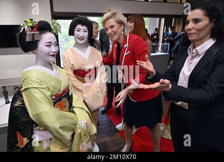 La princesse Astrid de Belgique et le ministre fédéral Hadja Lahbib photographiés lors du vernissage de l'exposition « Folon, les sculptures - Photographies de Thierry Renauld », lors de la Mission économique belge au Japon, le vendredi 09 décembre 2022 à Kyoto. Une délégation avec la princesse et divers ministres se rendra à Tokyo, Nagoya, Osaka et Kyoto. BELGA PHOTO ERIC LALMAND Banque D'Images